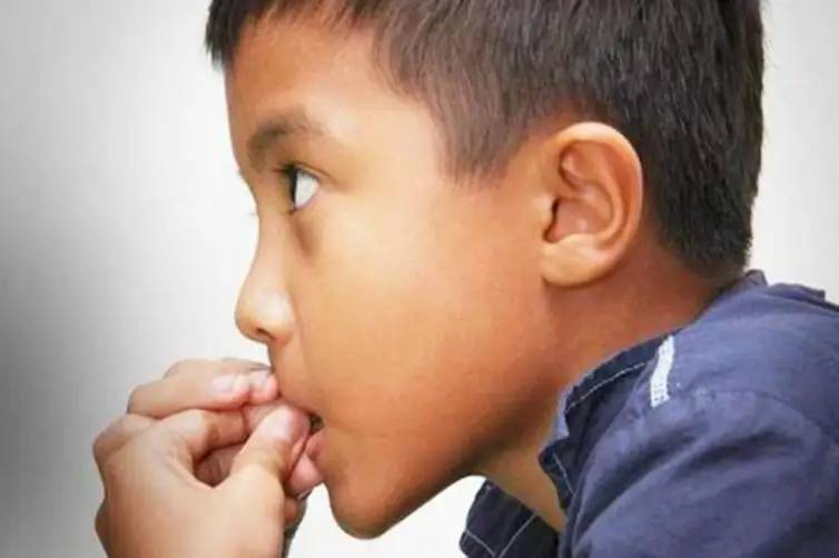 从小爱“咬指甲”的孩子，医生坦言：严重影响牙齿和口腔健康