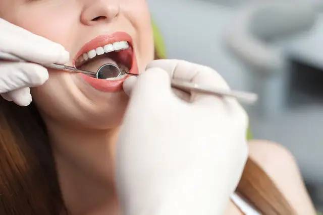 从小爱“咬指甲”的孩子，医生坦言：严重影响牙齿和口腔健康