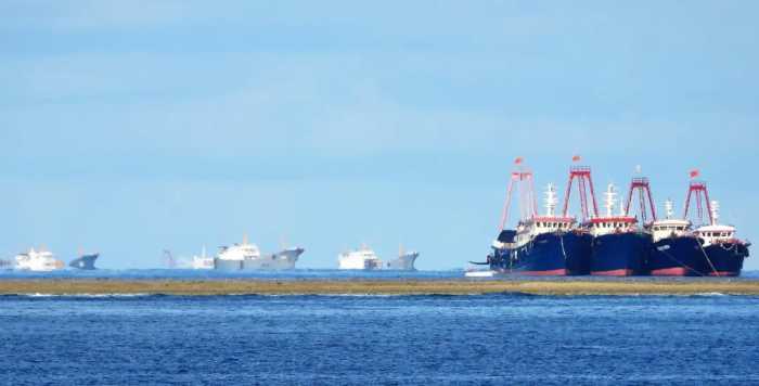 菲律宾慌了！中国11艘舰船进入仁爱礁潟湖，距菲破船2公里不到！