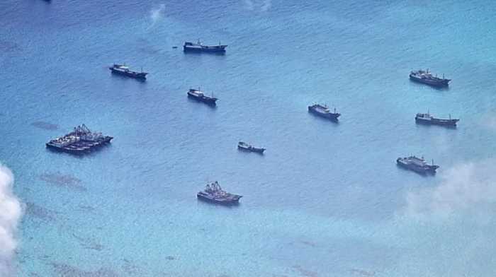 菲律宾慌了！中国11艘舰船进入仁爱礁潟湖，距菲破船2公里不到！