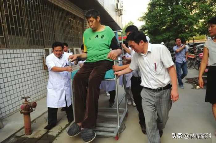 中国身高2米以上的6位巨人，比姚明都高，有人娶娇妻，有人去世
