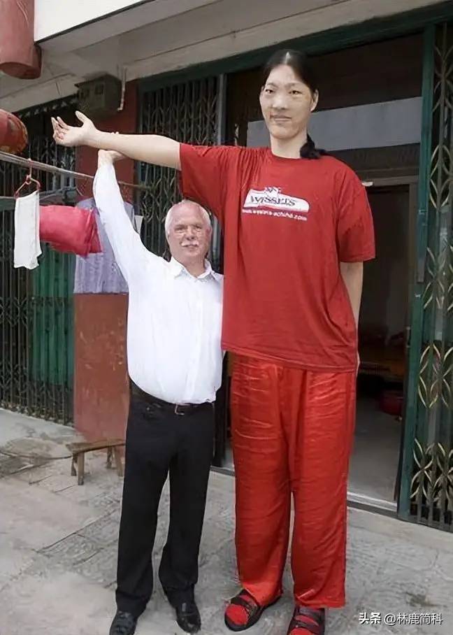 中国身高2米以上的6位巨人，比姚明都高，有人娶娇妻，有人去世