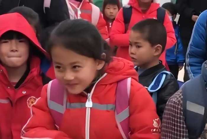 2021年，宁夏7岁小女孩一笑成名，后拒百万签约，如今怎么样了？