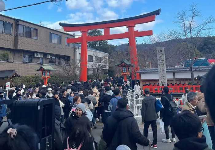 国人对日本地震别偏激！在日中国游客喊话：日本有错，但百姓无辜