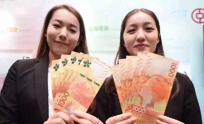 香港明明是中国的领土，为何他们回归多年，依然还在使用港币？